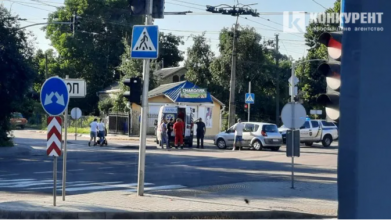 Аварія на перехресті: у Луцьку легковик збив мотоцикліста