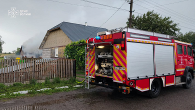 На Волині блискавка влучила в господарську споруду: що відомо