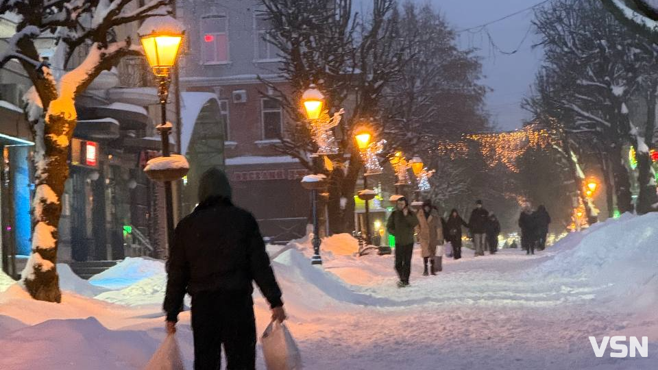 Зимова казка в Луцьку: засніжене місто та небо, що віщує мороз