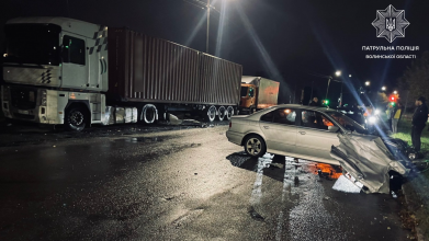 В Луцьку п’яний водій BMW в’їхав у припаркований автомобіль