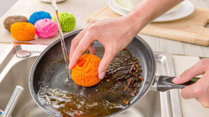 Чорний нагар і жир зійдуть за 10 хвилин: як відчистити будь-яку сковорідку без зусиль