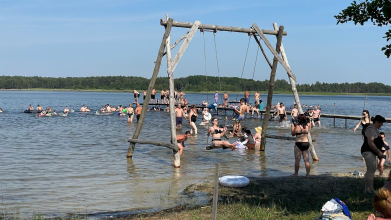 Спека жене людей до води: озеро Радожичі на Волині заполонили відпочивальники