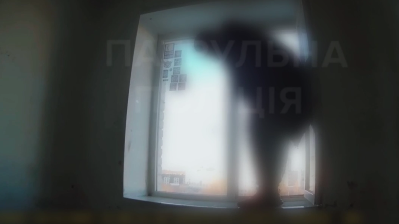 У Луцьку чоловік намагався вистрибнути з вікна. Відео