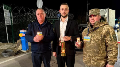 Благодатний вогонь уже в Україні: на Волині святиню першими зустріли прикордонники