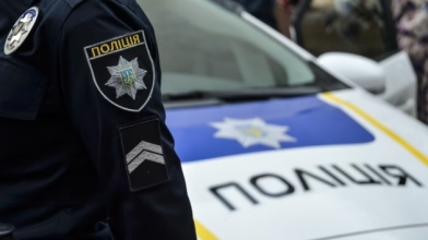 На Волині двоє п’яних чоловіків напали на поліцейських із лопатою та сокирою: що відомо та як їх покарали