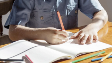 На Волині школяр не виконував домашніх завдань, пропускав уроки: як покарали матір