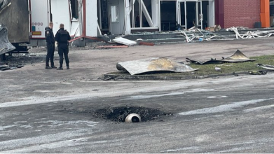 Палаючі фури, вирва на дорозі та вибиті вікна: що наробив російський дрон біля «Ягодина»
