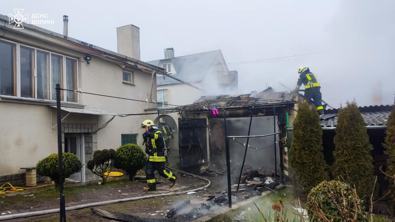 На Волині рятувальники ліквідували пожежу та врятували сусідні будівлі від вогню