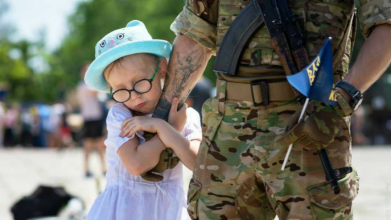 Дитина з інвалідністю: чи звільняється батько від мобілізації