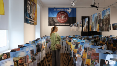 «Ненароджені для війни»: у Луцьку відкрили фотовиставку про полеглих, полонених і зниклих безвісти бійців 82-ї бригади
