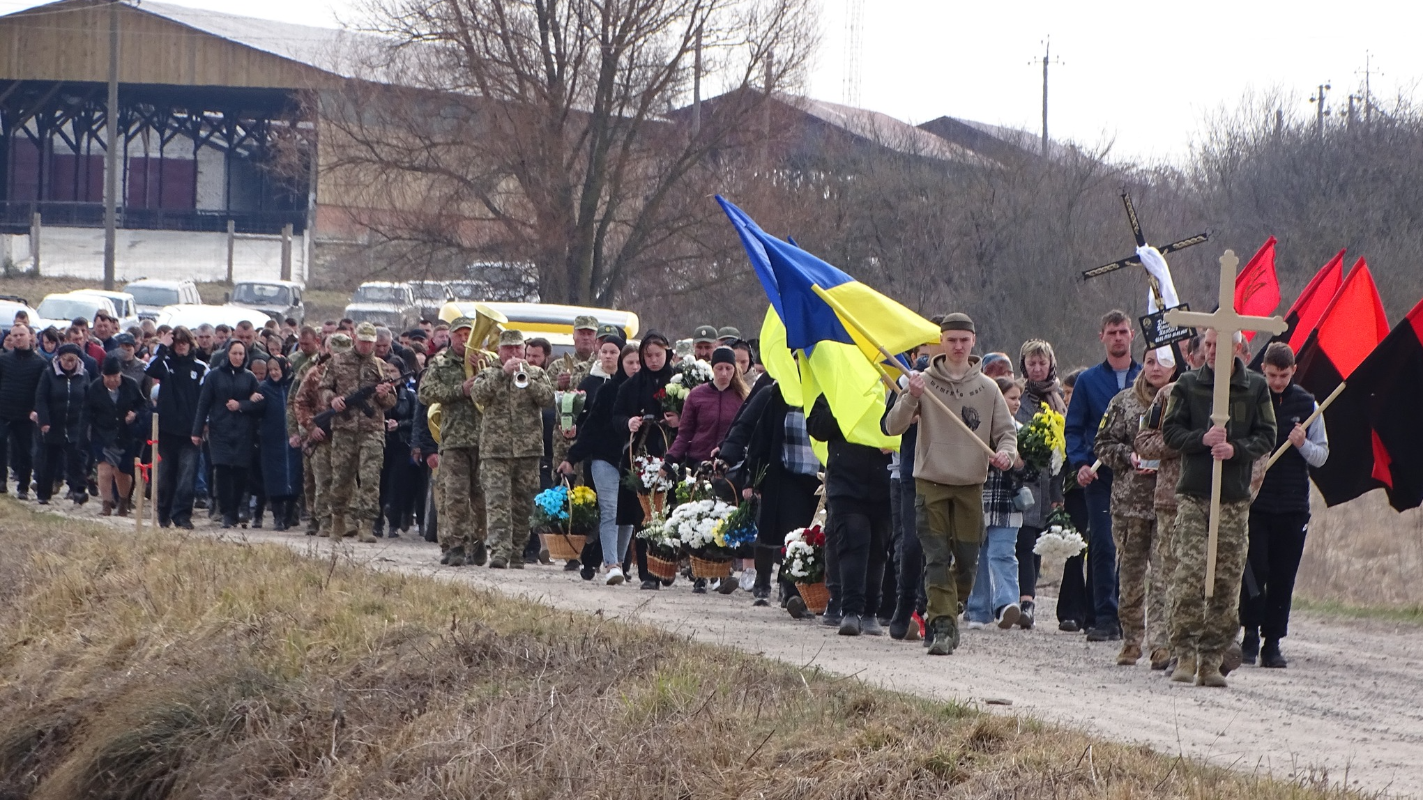 Труну з тілом Героя сотні людей зустрічали на колінах: на Волині в останню дорогу провели загиблого Дмитра Дмитрука