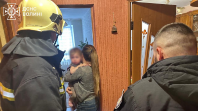 У Нововолинську рятувальники визволили малюка із зачиненої квартири