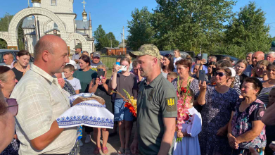 З полону додому: у волинській громаді урочисто зустріли Героя Віталія Березнюка