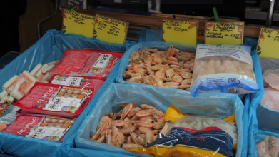 Які ціни на ікру, лосось та креветки у Луцьку на ринку. Відео