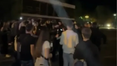 У центрі Луцька між молоддю та правоохоронцями виникла сутичка: поліція застосувала газ