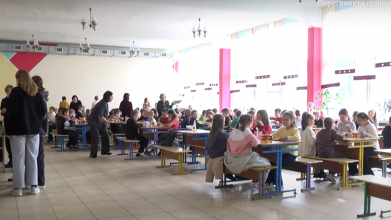 Голубці, сирники і нагетси: що їдять діти та вчителі у школах Луцька. Відео