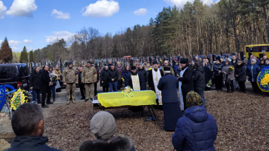 Почорніла від горя мати, овдовіла дружина, без батька залишилися діти, без дідуся - онуки: на Волині поховали Героя Олексія Трофімюка