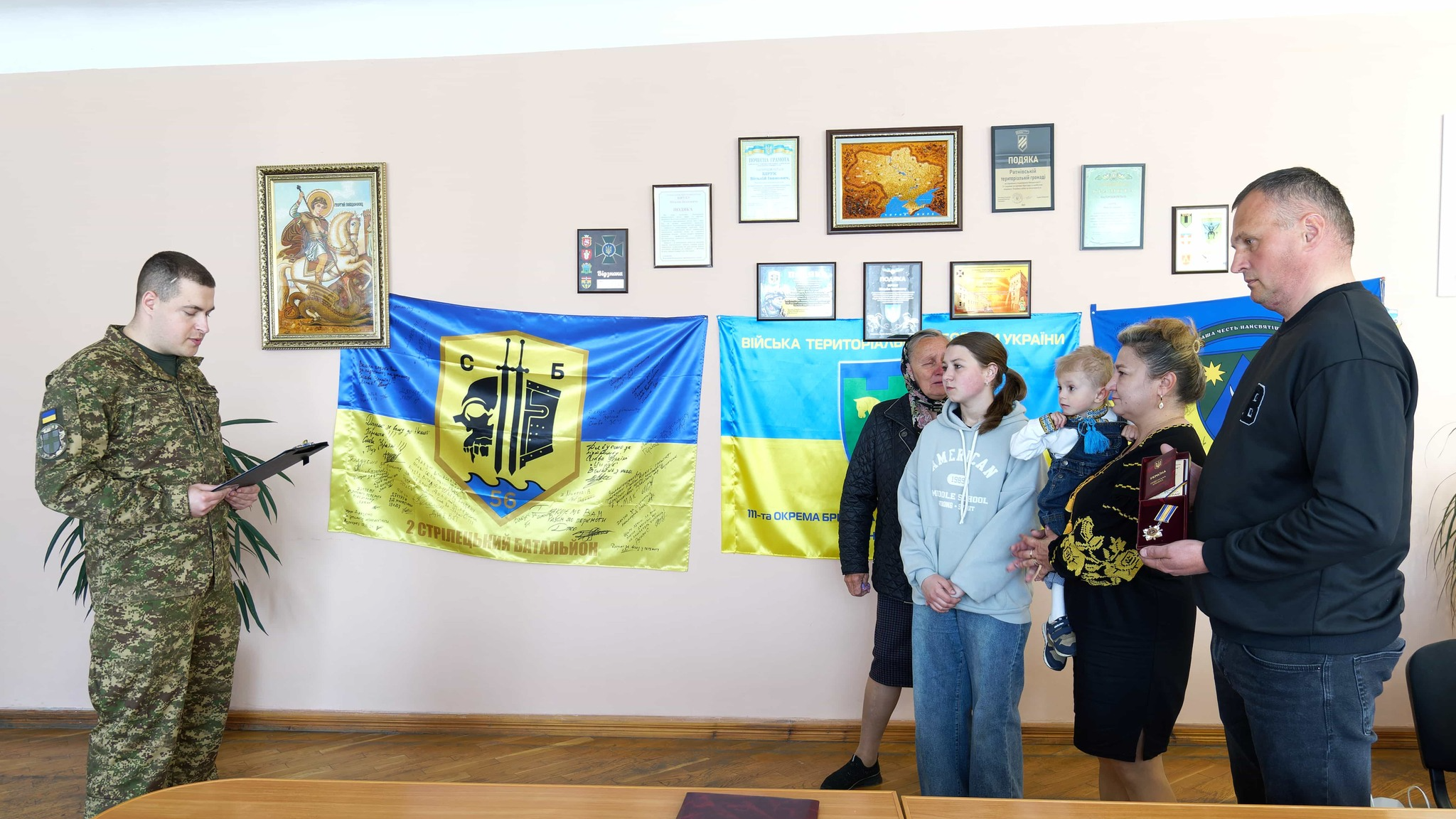 Зробив пропозицію коханій, але не встиг одружитися: рідним 23-річного Героя з Волині вручили його посмертну нагороду