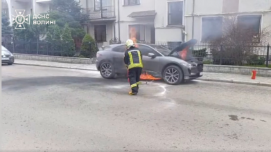 У Луцьк посеред дня спалахнув електромобіль — відео