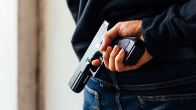 У Луцькому районі три молодики проникли в житло, погрожували пістолетом власниці та відібрали гроші