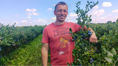Лохина замість окопів: як ветеран АТО з Волині після поранення створив успішний ягідний бізнес