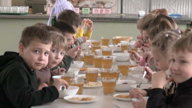 На роботу о 4 ранку: як під час відключень світла готують сніданки та обіди у школах Луцька