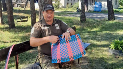 «На базар їхати не потрібно — усе розкуповують у селі»: після важкої недуги волинянин знайшов розраду у плетінні кошиків