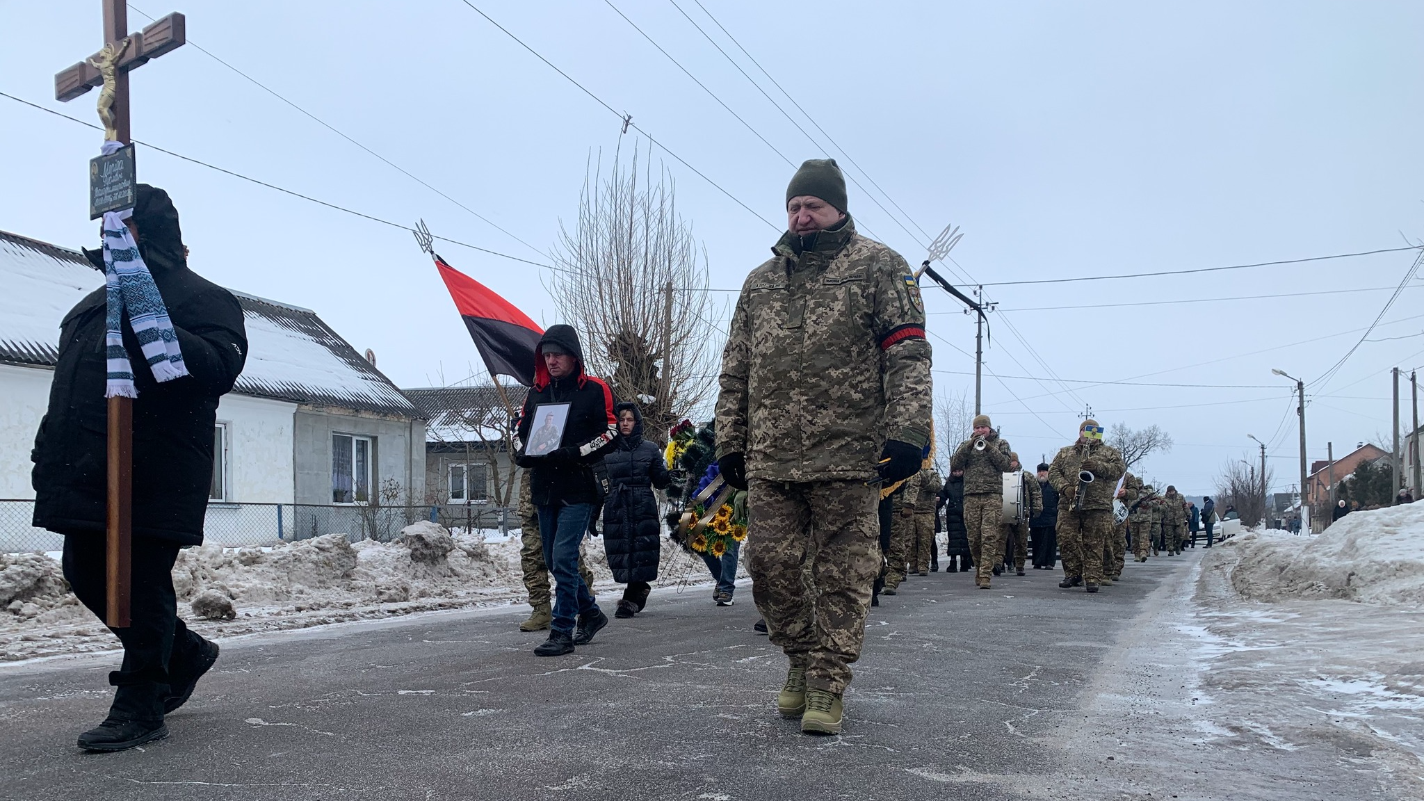 Загинув понад рік тому: на Волині провели в останню дорогу захисника Руслана Меріду