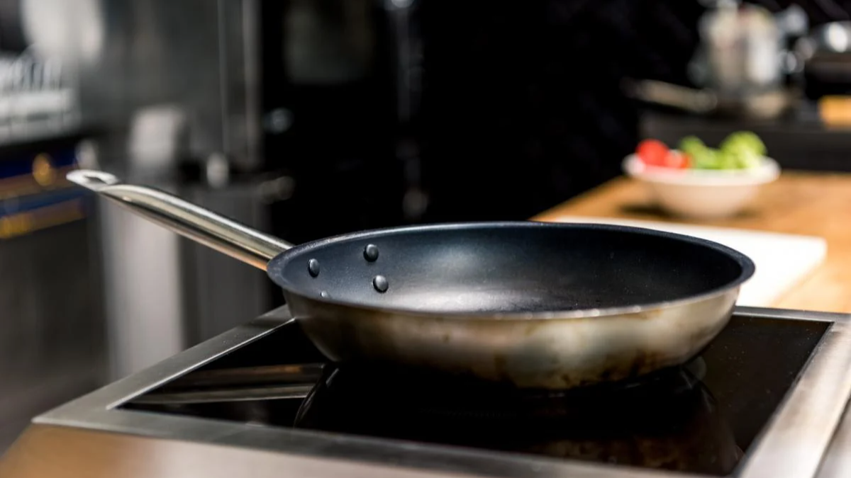 Буде чистішою за нову: як очистити сковорідку від пригорілого жиру без дорогих засобів і виснажливого тертя