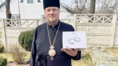 Волинський священник отримав нагрудний знак від Залужного