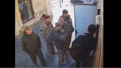 Семеро працівників ТЦК «мобілізували» паркувальника у Львові. Відео