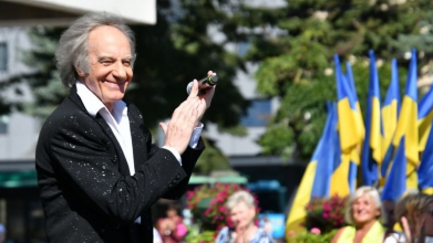 80 років Василю Зінкевичу: у Луцьку відкрили скульптуру на честь легендарного співака