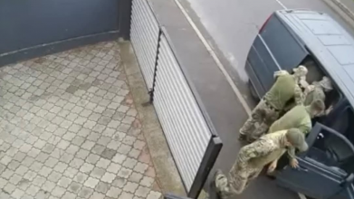 Нардеп Гончаренко звинуватив ТЦК на Волині у проникненні на приватне подвір’я та викраденні людини: що відповіли у центрі комплектування