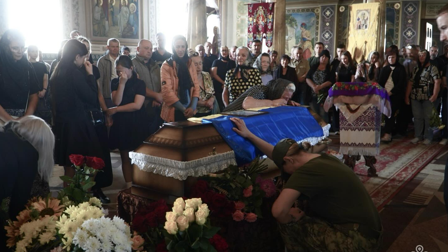 Повернувся з-за кордону, щоб захистити свою країну: на Волині в останню дорогу провели Героя Руслана Кулешу