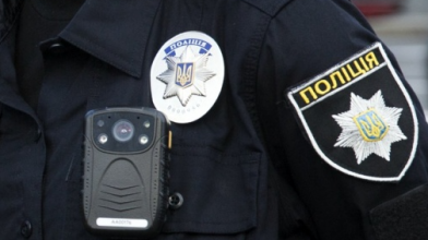 У Луцьку дебошир вдерся в поліцію, побив правоохоронця і вистрибував на стіл