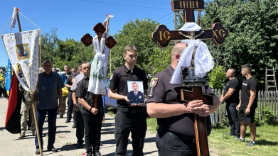Поліцейський, що став Героєм: на Волині попрощалися з полеглим воїном Юрієм Кривошапкою