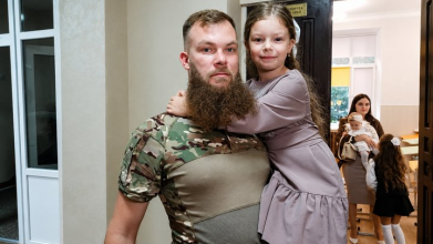 Приїхав із фронту лише на два дні: у Луцьку військовий повів доньку-першокласницю до школи
