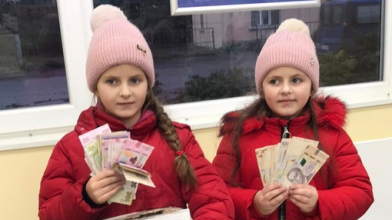У Павлівській громаді сестрички-волонтерки наколядували в магазинах 25 тисяч гривень на потреби ЗСУ