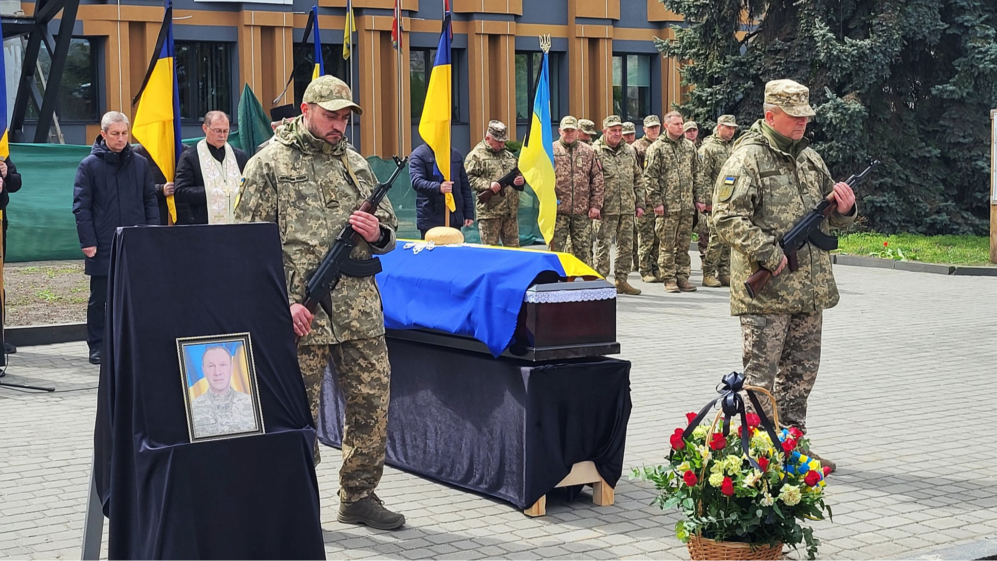 Понад півтора року вважався зниклим безвісти: на Волині провели в останню земну дорогу воїна Валерія Антонюка