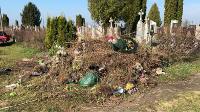 Лучани прибирають на кладовищах перед Великоднем та Провідною неділею