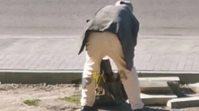 Дивна крадіжка: дідусь засунув бордюр до рюкзака у центрі Луцька