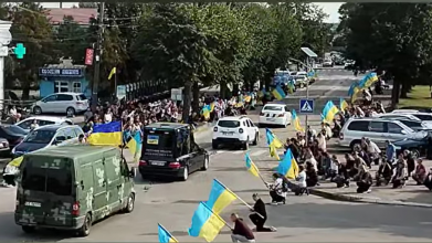 Багато місяців вважався зниклим безвісти: «на щиті» на Волині зустріли Героя Олександра Диня. Відео