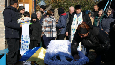 «Куди ж ти, сину, йдеш…»: на Волині в останню дорогу провели воїна Сергія Беня