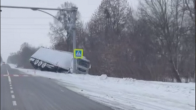 Третя ДТП за ранок: через нечищені від снігу дороги біля Луцька вантажівка влетіла у відбійник