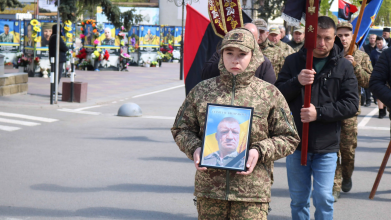 Близько 11 місяців вважався зниклим безвісти: на Волині попрощалися із захисником Василем Фаринюком