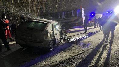 Загиблого водія діставали з понівеченого авто: у Луцькому районі рейсовий автобус зіткнувся з легковиком. Оновлено