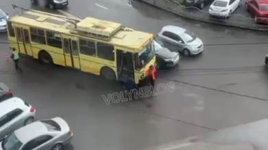 ДТП у Луцьку: зіткнулись легковик і тролейбус