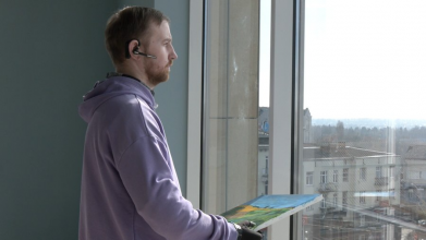 У Луцьку ветеран з ампутаціями обох рук відкриє виставку картин