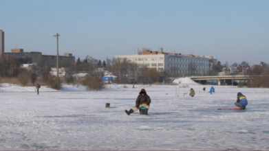 Зимова риболовля: де та на що у Луцьку зловити величезну щуку. Відео