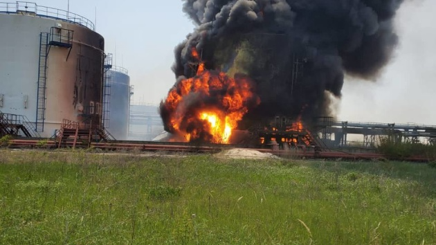 На Луганщині через обстріл загорівся нафтопереробний завод, є загроза вибуху